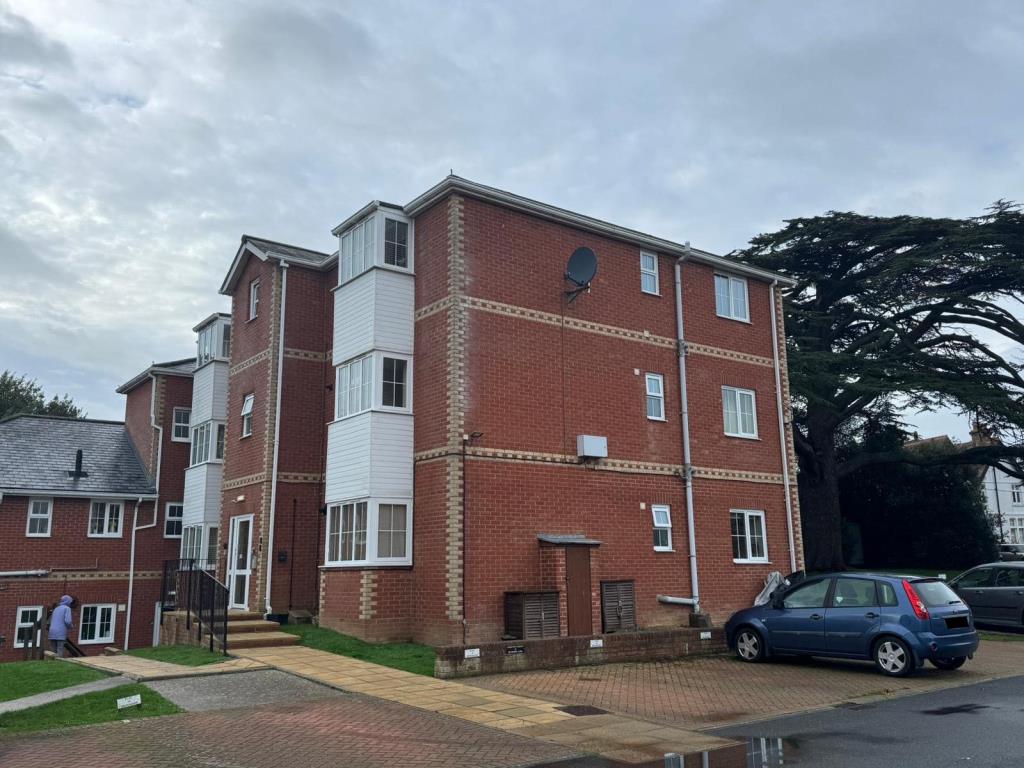 Lot: 13 - FREEHOLD GROUND RENTS - View of block from car park
